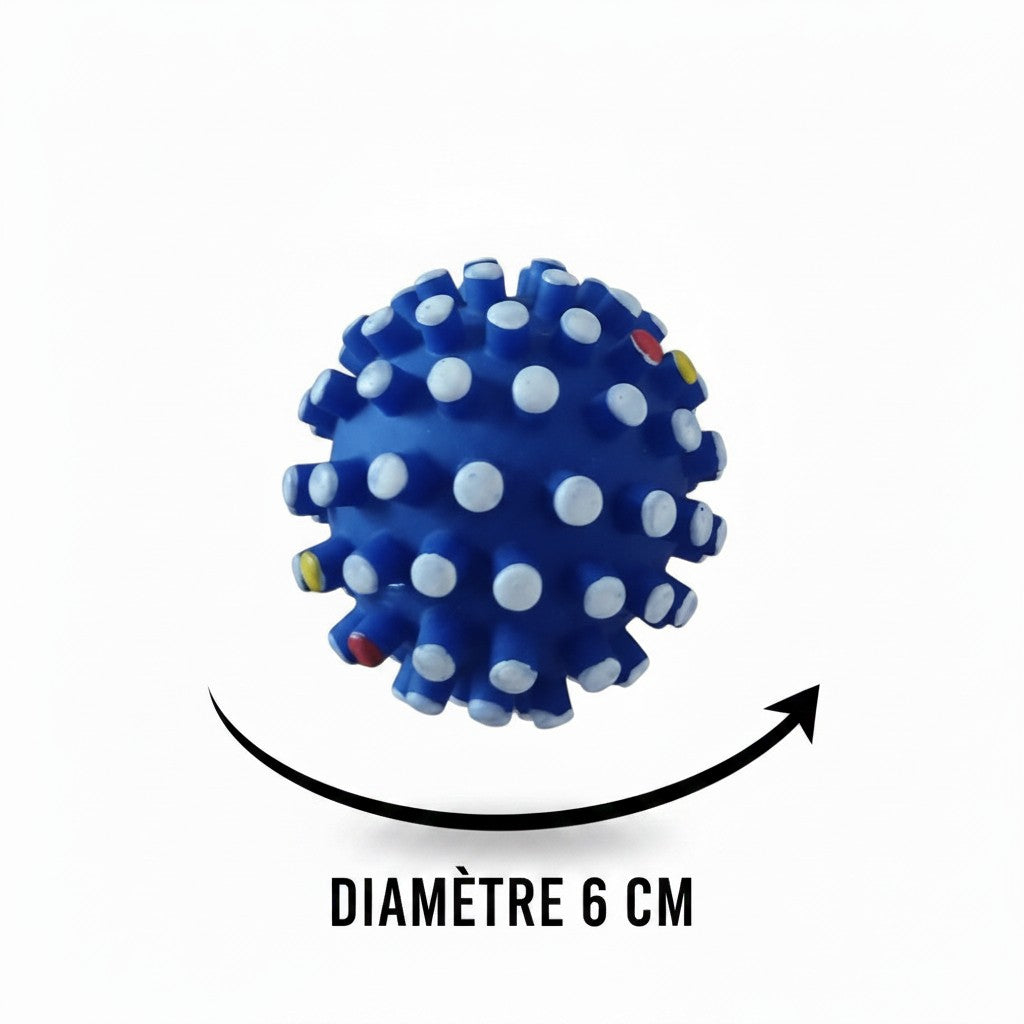 Photo sur fond blanc d'un jouet pour chien de type balle hérisson ou balle à picots. La balle est de couleur bleu foncé, entièrement recouverte de picots cylindriques aux extrémités blanches. Quelques pointes rouges et jaunes parsèment discrètement le jouet. Sous la balle, une flèche noire incurvée souligne la mention textuelle "DIAMÈTRE 6 CM".