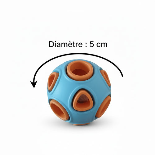 Balle interactive pour chien bicolore bleue et orange d'un diamètre de 5 cm, perforée de multiples alvéoles.