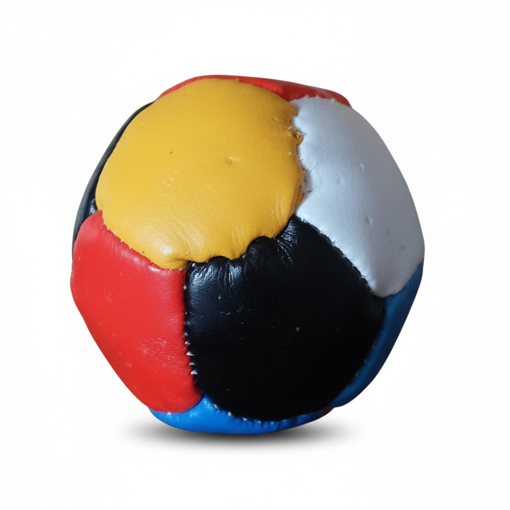 Balle douce pour chien en forme de ballon de football multicolore de la marque Croci. Composée de panneaux de couleur rouge, bleu, jaune, noir et blanc avec des coutures blanches, elle offre une texture moelleuse et souple idéale pour les petits chiens. Le fond est blanc uni.