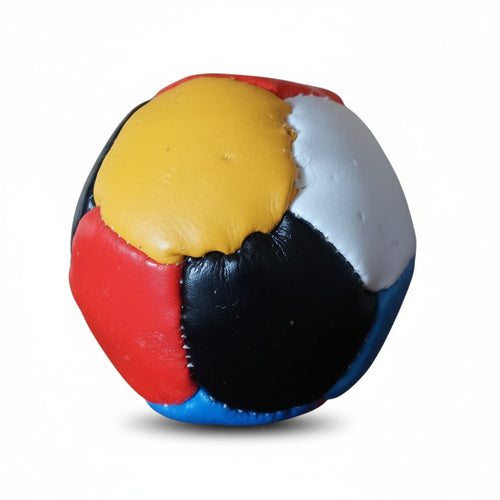Balle douce pour chien en forme de ballon de football multicolore de la marque Croci. Composée de panneaux de couleur rouge, bleu, jaune, noir et blanc avec des coutures blanches, elle offre une texture moelleuse et souple idéale pour les petits chiens. Le fond est blanc uni.