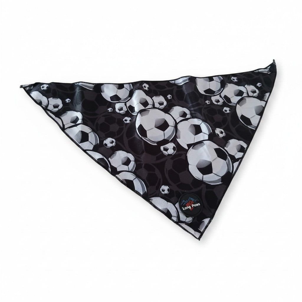Bandana triangulaire LONG PAWS pour chien, noir avec motifs de ballons de football blancs et gris.