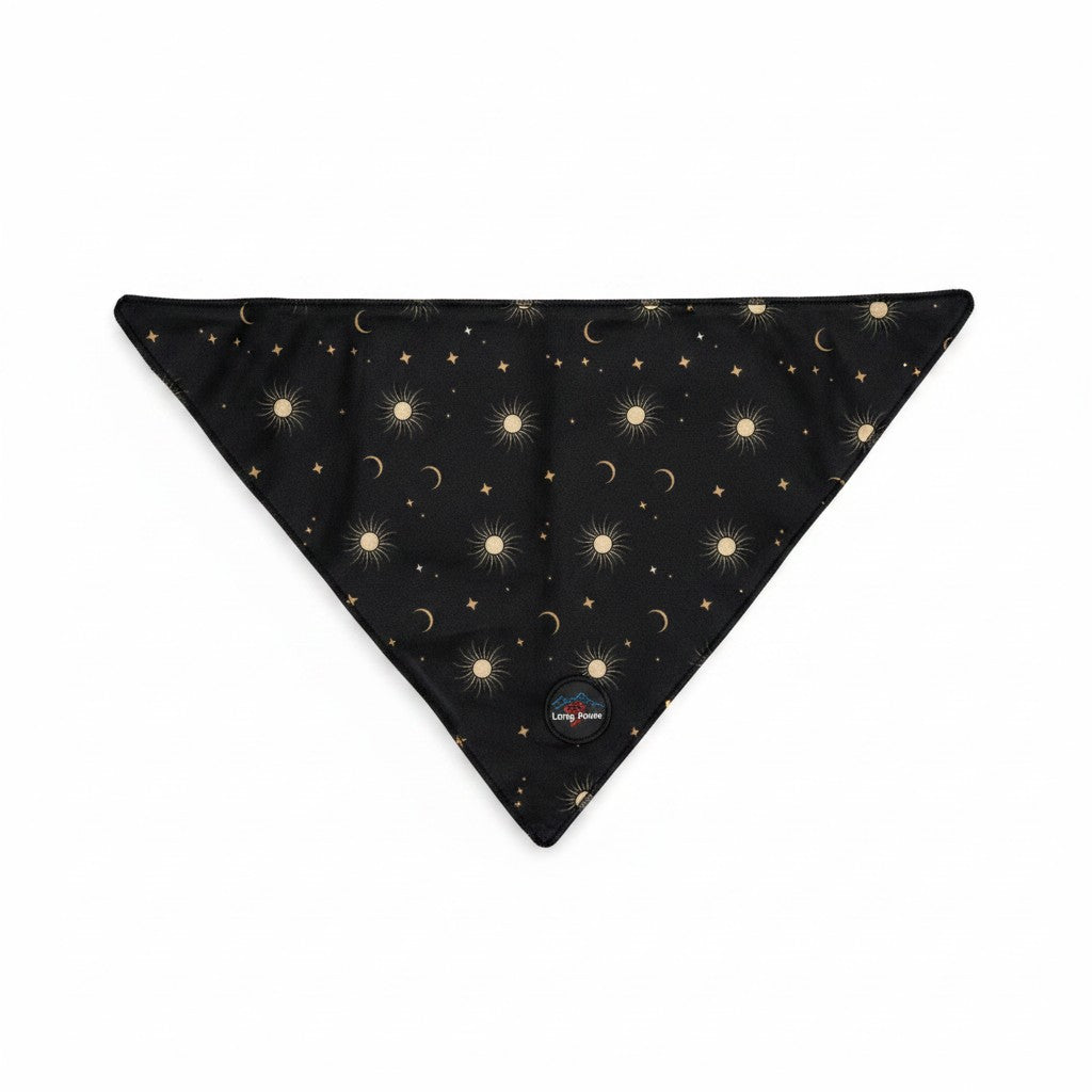 Bandana triangulaire noir LONG PAWS pour petit chien, taille S, décoré de motifs dorés représentant des lunes, des soleils et des étoiles.