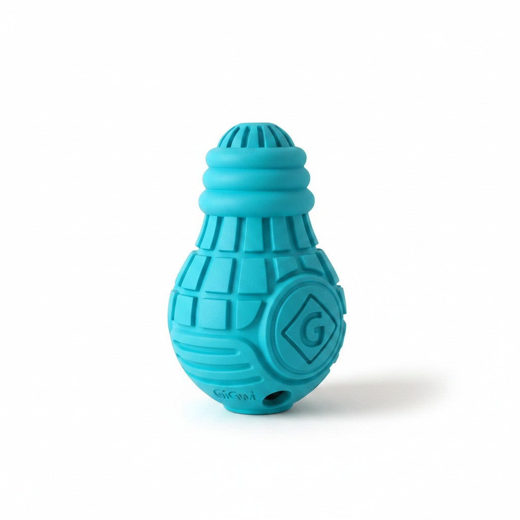 Jouet d'occupation pour chien en forme d'ampoule ou de grenade bleu turquoise, présenté debout sur fond blanc uni. L'objet en caoutchouc rigide intègre une tête rainurée, une partie centrale quadrillée en relief et un écusson rond moulé affichant la lettre G. La marque "GiGwi" est gravée discrètement sur la base, juste au-dessus d'une petite ouverture circulaire.