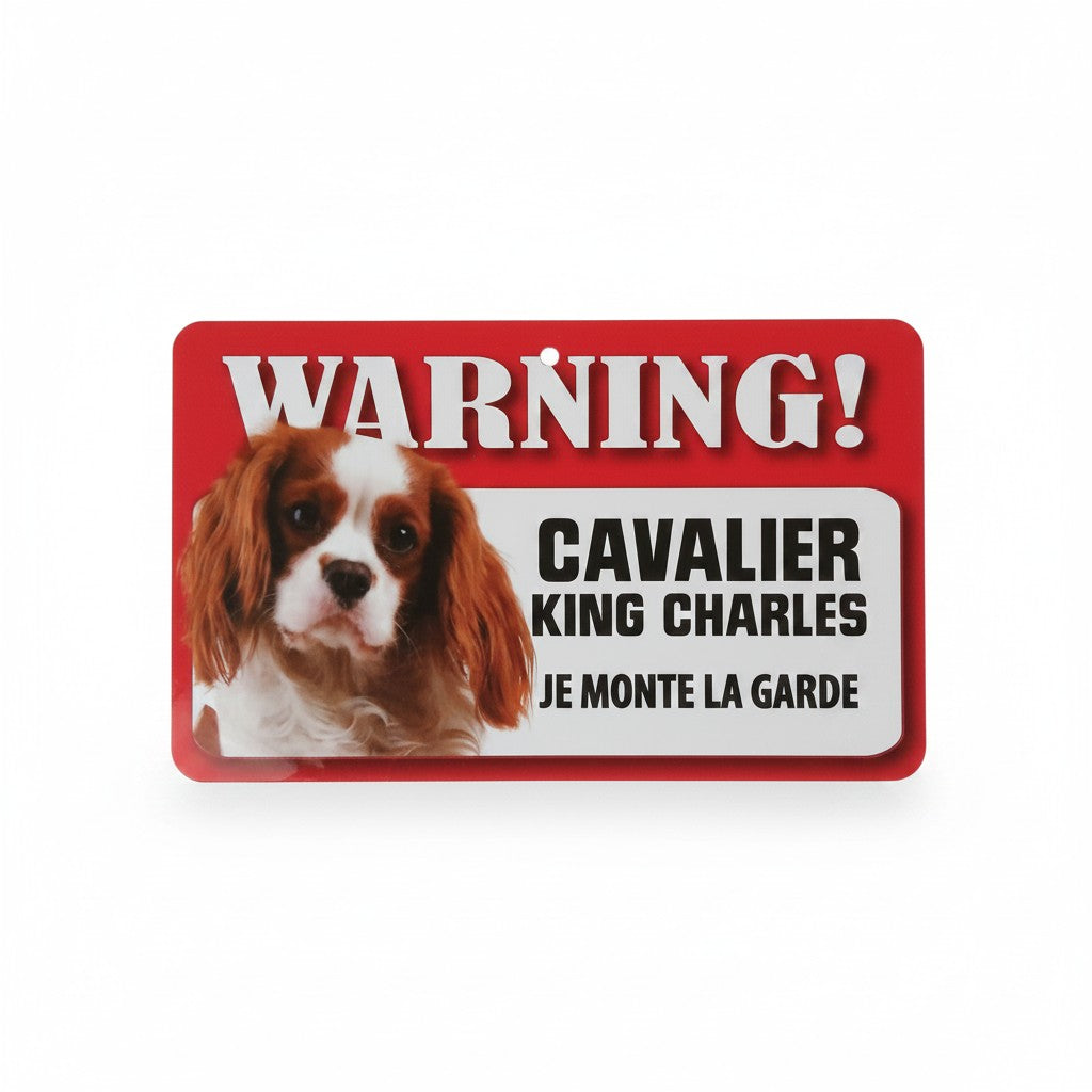 Plaque de signalisation rouge et blanche "Warning ! Cavalier King Charles je monte la garde" avec la photo d'un chien Cavalier King Charles