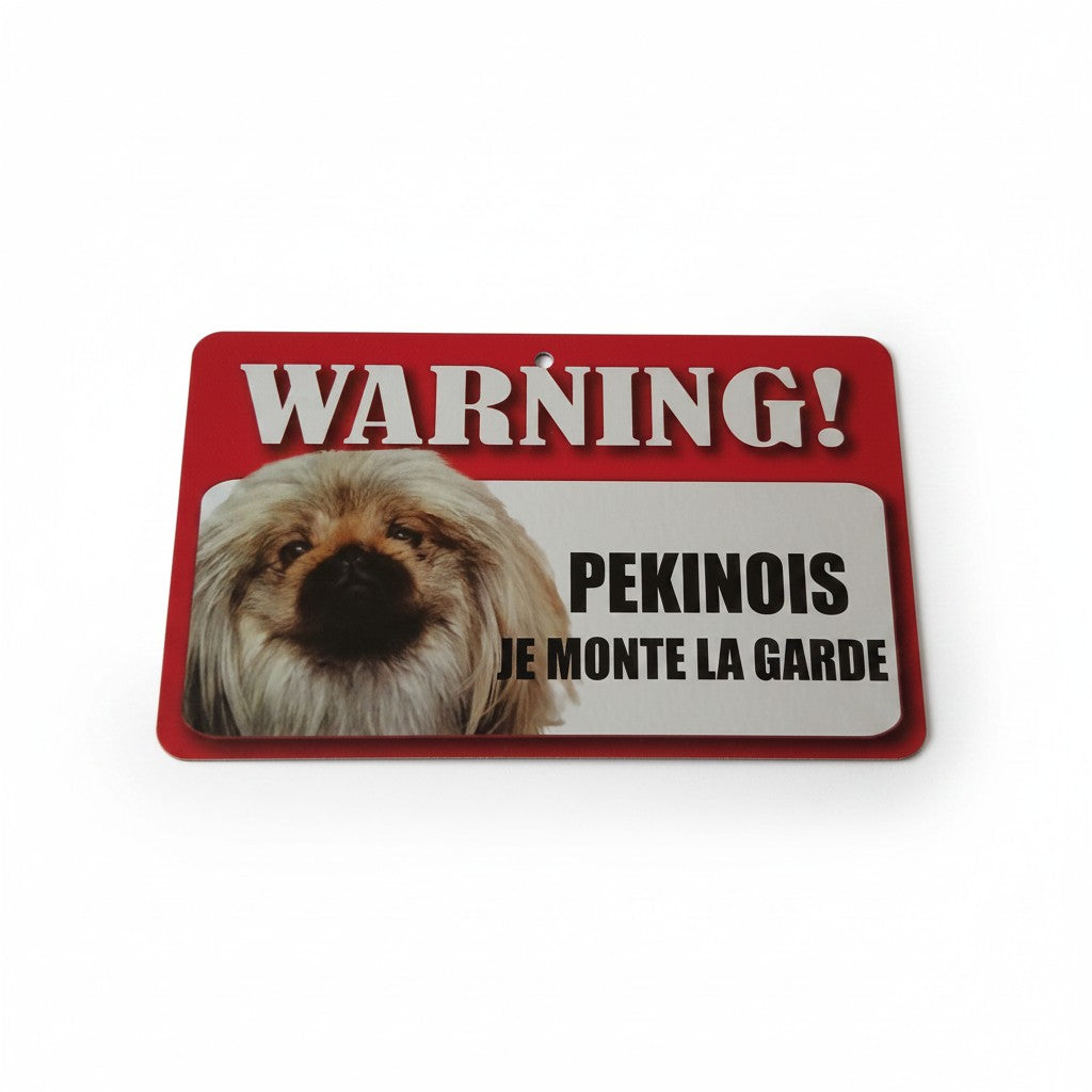 Plaque de signalisation rouge et blanche "Warning ! Pekinois je monte la garde" avec la photo d'un chien Pekinois