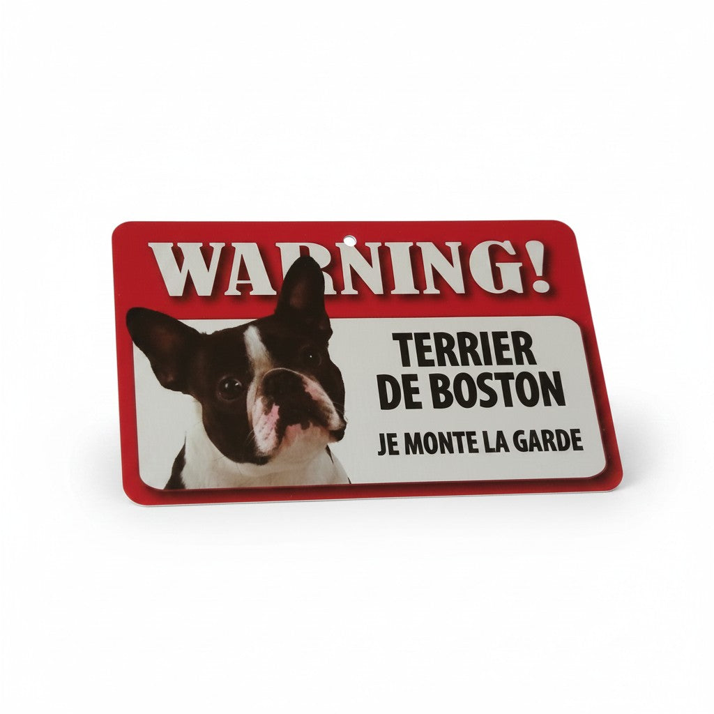 Plaque de signalisation rouge et blanche "Warning ! Terrier de Boston je monte la garde" avec la photo d'un chien Terrier de Boston