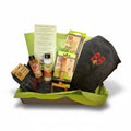 Coffret de bain pour chiot ouvert dans un emballage vert, contenant shampoing à l'huile d'amande bio, après-shampoing à la rose bio, gants de lavage en bambou, brosse en bois et peigne de 16 cm, serviette microfibre brodée B&B et fiche conseils