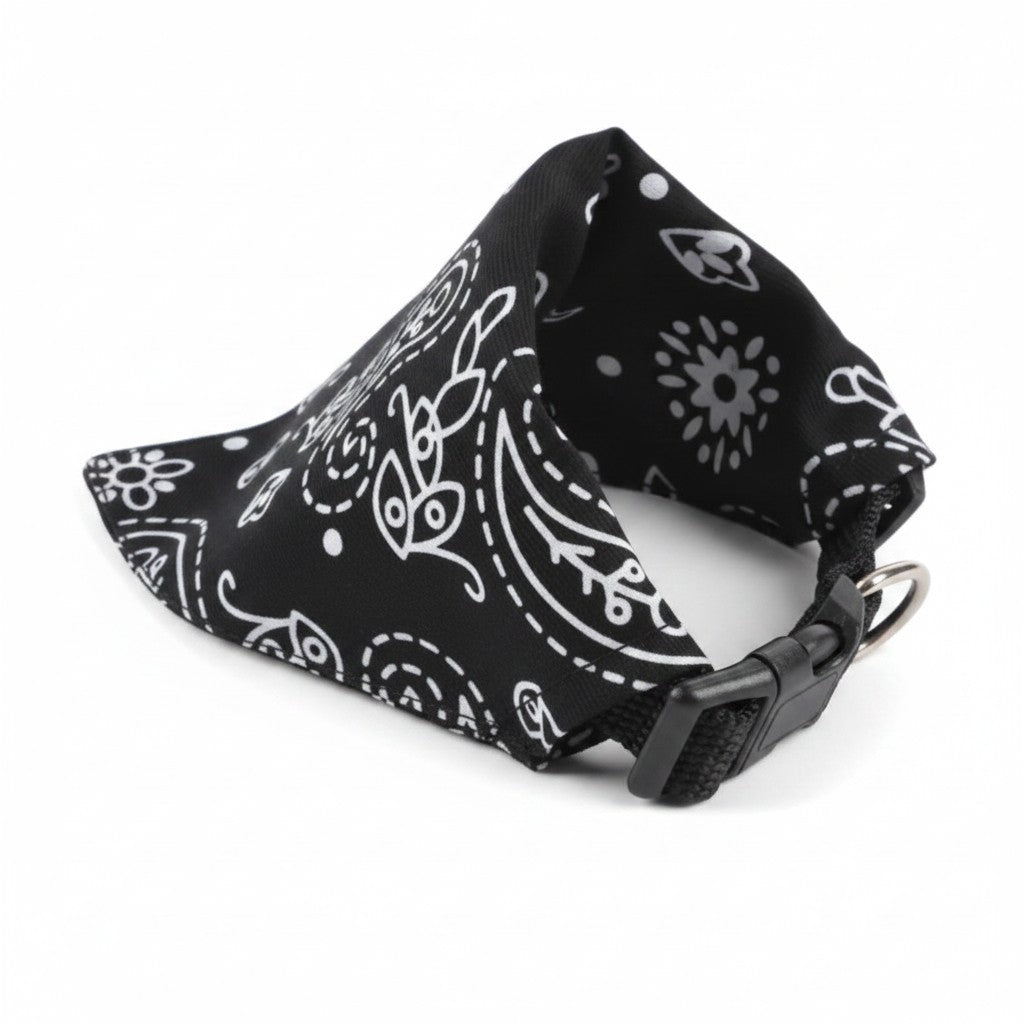 Collier bandana LOVE STORY noir pour chien avec motifs Paisley blancs, boucle clip réglable et anneau métallique.