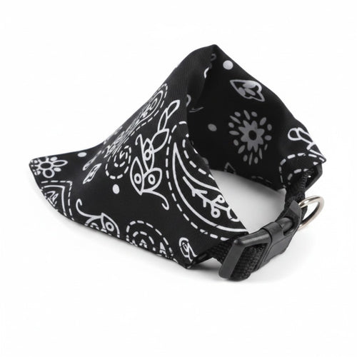 Collier bandana LOVE STORY noir pour chien avec motifs Paisley blancs, boucle clip réglable et anneau métallique.