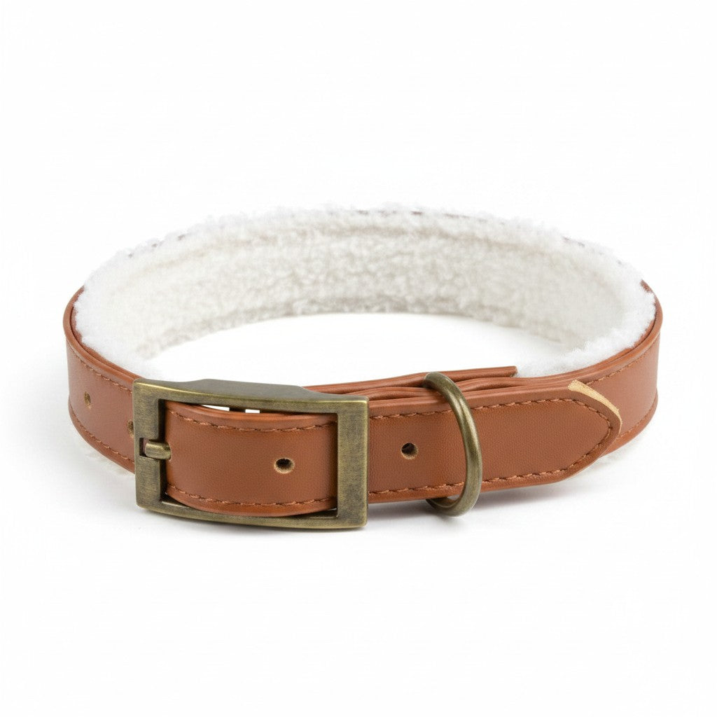 Collier pour chien en similicuir marron clair doublé de fausse fourrure blanche moelleuse, avec boucle métallique style laiton vieilli.