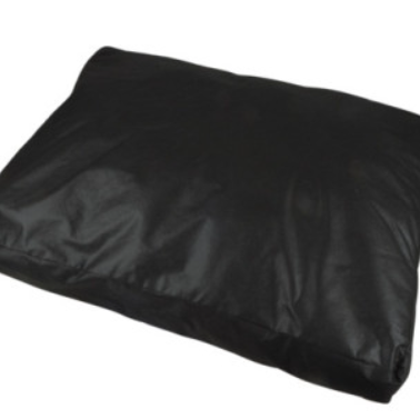 Coussin de garnissage noir LOVE STORY de forme rectangulaire, conçu pour être inséré dans une housse de couchage pour chien.