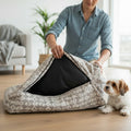 Coussin de garnissage pour chien présenté lors de son insertion dans une housse de couchage, à côté d’un petit chien blanc et marron.