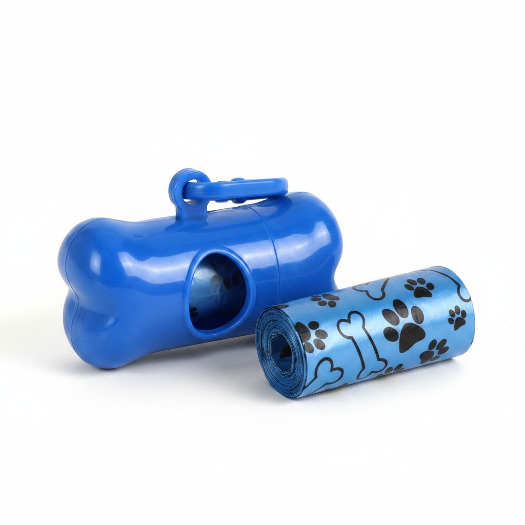 Distributeur de sacs à crottes bleu en forme d'os avec mousqueton d'attache, à côté d'un rouleau de sacs hygiéniques assortis à motifs de pattes et d'os de chien.