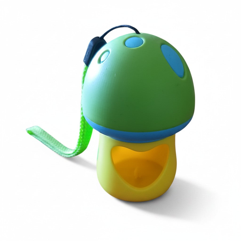 Distributeur de sacs à crottes vert, bleu et jaune en forme de champignon avec dragonne verte.