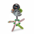 Jouet d'éveil pour chiot en forme d'éléphant de la marque Jack and Vanilla, présenté sur fond blanc. La tête de l'éléphant est en velours côtelé gris avec une oreille multicolore géométrique et une oreille verte à pois blancs. Le cou s'attache à un anneau de dentition dentelé en plastique vert, autour duquel sont nouées quatre lanières en tissu souple assorties (multicolore, rose, verte). L'étiquette ronde noire est visible au sommet.