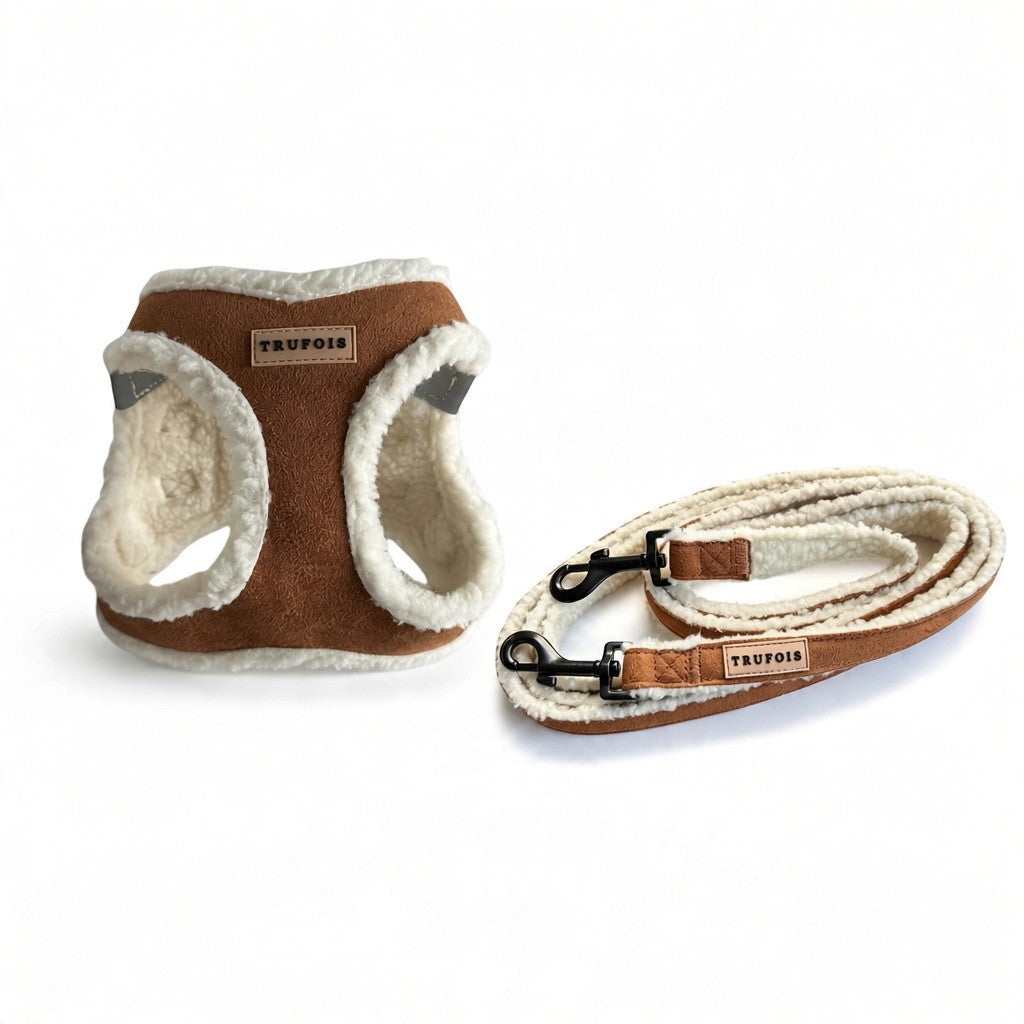 Harnais Trufois marron aspect daim avec doublure sherpa crème pour petit chien et la Laisse multifonctionnelle Trufois marron avec doublure sherpa crème et deux mousquetons noirs
