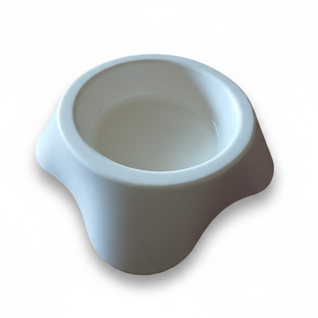 Gamelle beige pour chien au design ergonomique et évasé sur fond blanc.