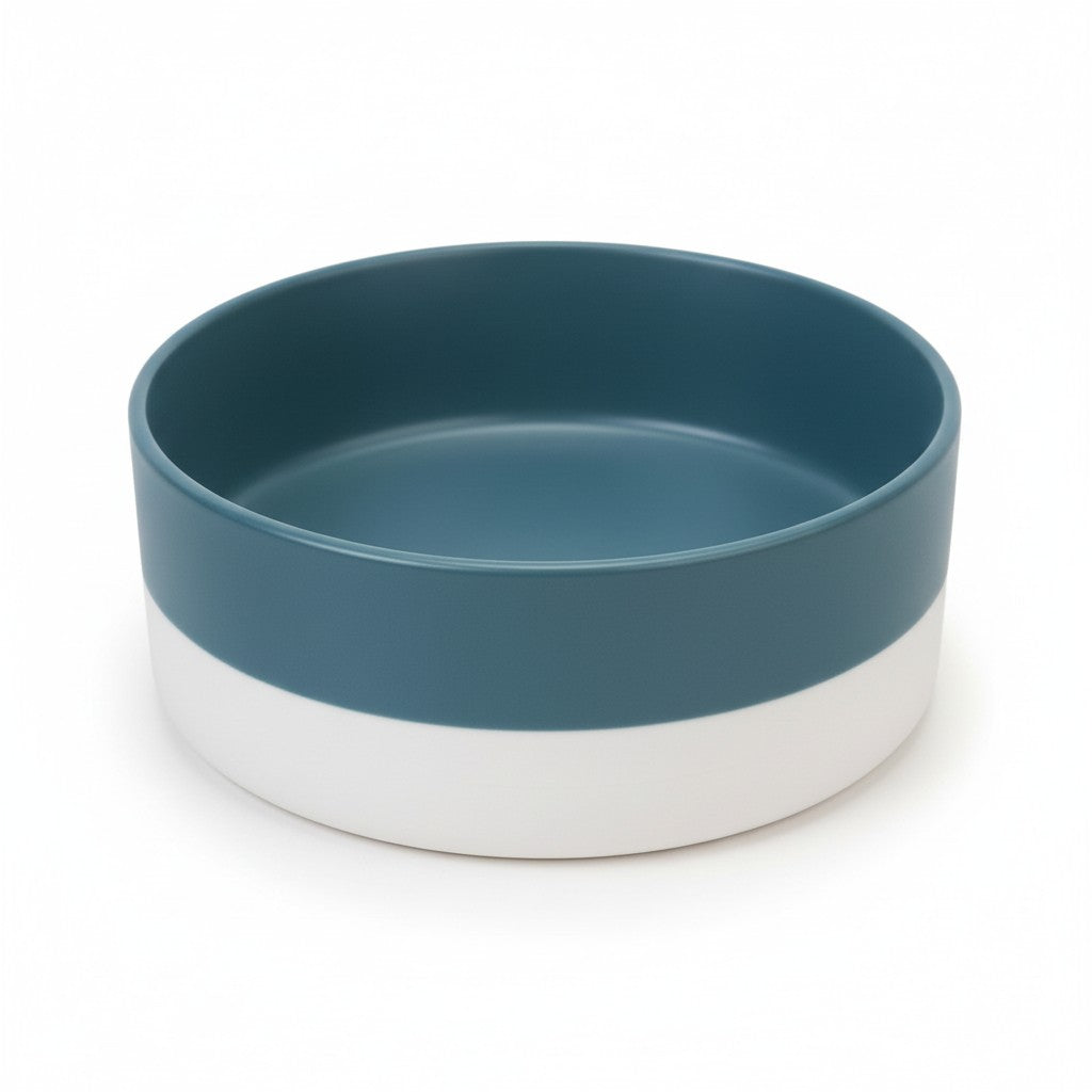 Gamelle pour petit chien en céramique bicolore bleu canard et blanche de 300ml vue de trois quarts sur fond blanc