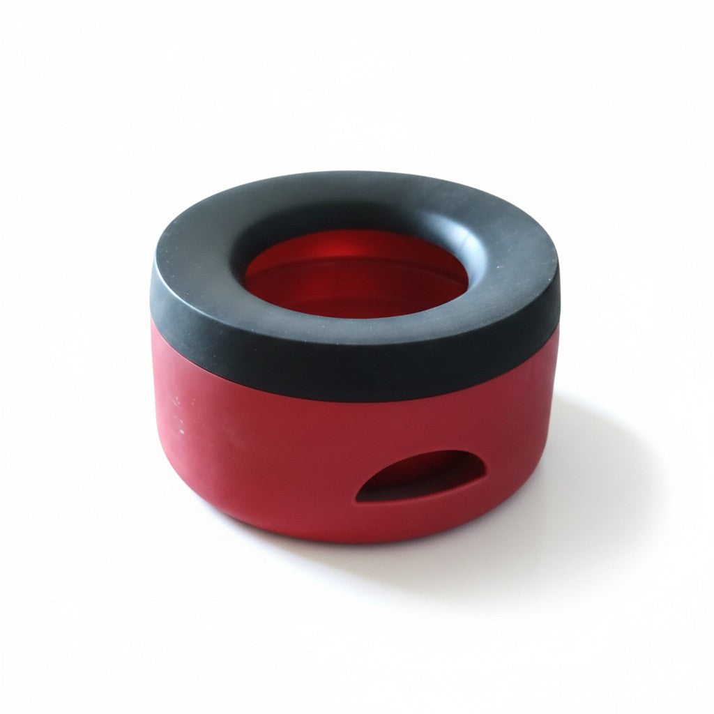 Gamelle d’eau de voyage anti-débordement pour chien de couleur rouge avec rebord supérieur noir amovible.