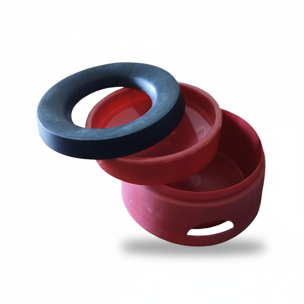 Décomposition des pièces d'une gamelle nomade pour chien : base rouge, plateau flottant intermédiaire et collerette noire anti-éclaboussures.
