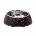 Une gamelle pour chien évasée en mélamine noire, décorée de fines branches vertes et de petits bourgeons de fleurs roses style hanami. L'intérieur comprend un bol amovible en acier inoxydable brillant.