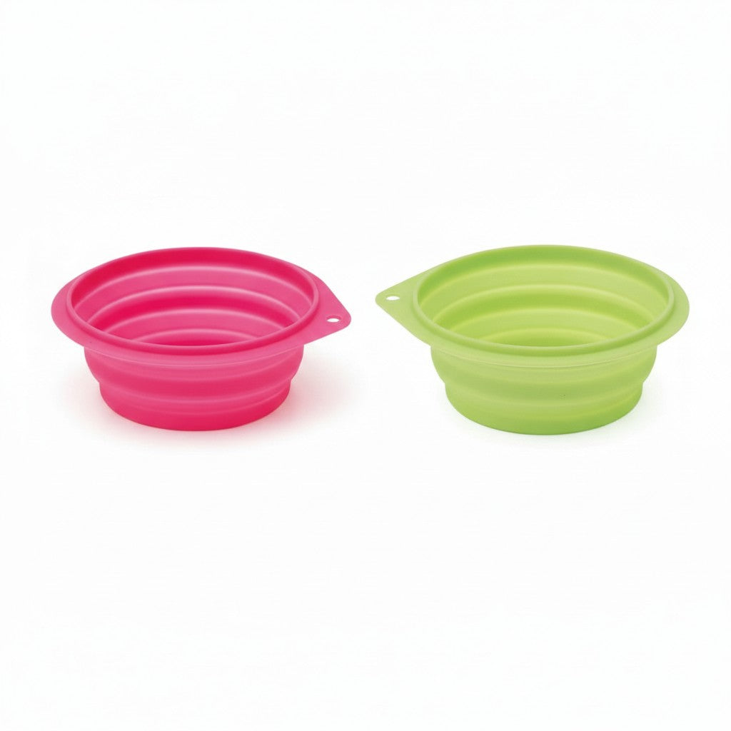 Les deux variantes de la gamelle de voyage pliable en silicone présentées côte à côte. À gauche, le modèle rose fuchsia et à droite, le modèle vert anis, tous deux équipés d'un petit œillet d'attache moulé pour mousqueton.