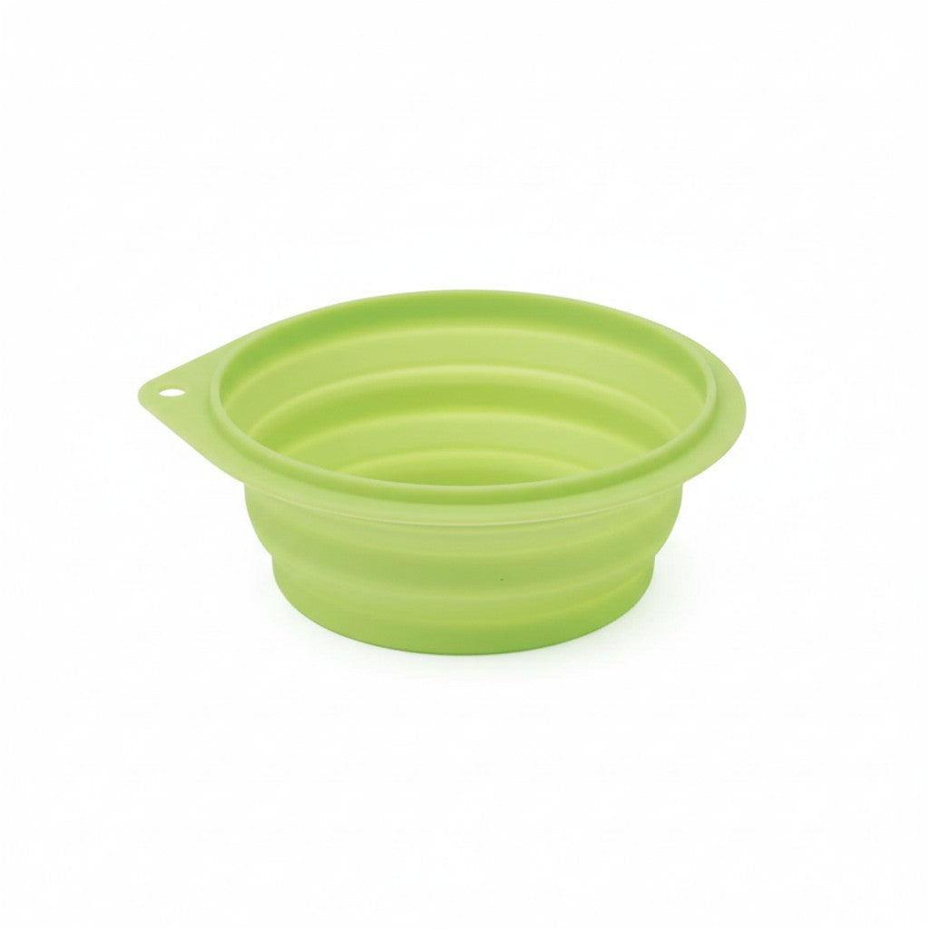Une gamelle de transport rétractable pour animaux en silicone vert anis de 500 ml, posée ouverte à plat sur un fond blanc épuré.