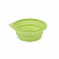 Une gamelle de transport rétractable pour animaux en silicone vert anis de 500 ml, posée ouverte à plat sur un fond blanc épuré.