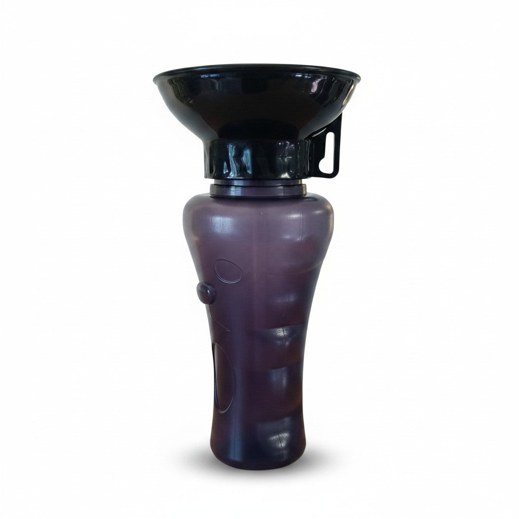 Une gourde portable pour chien photographiée de face sur un fond blanc neutre. Le corps du flacon est en plastique rigide translucide de couleur noire, avec une forme ergonomique ondulée pour faciliter la prise en main. Le sommet est équipé d'un large goulot noir en forme de coupelle évasée, servant de bol intégré pour permettre à l'animal de boire directement. Une petite boucle d'attache en plastique noir est visible sous la coupelle.