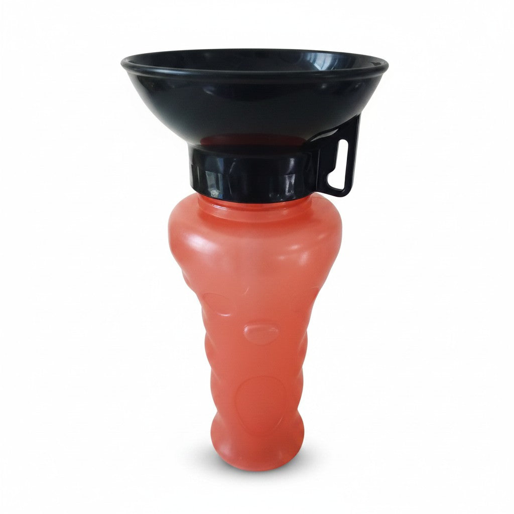 Une gourde portable pour chien photographiée de face sur un fond blanc neutre. Le corps de la bouteille est en plastique rigide translucide de couleur rouge, doté d'un relief ergonomique ondulé pour une prise en main stable. Le sommet de la gourde est équipé d'un large bouchon noir en forme de coupelle évasée servant de bol d'abreuvage intégré, avec une boucle de fixation en plastique située juste en dessous.