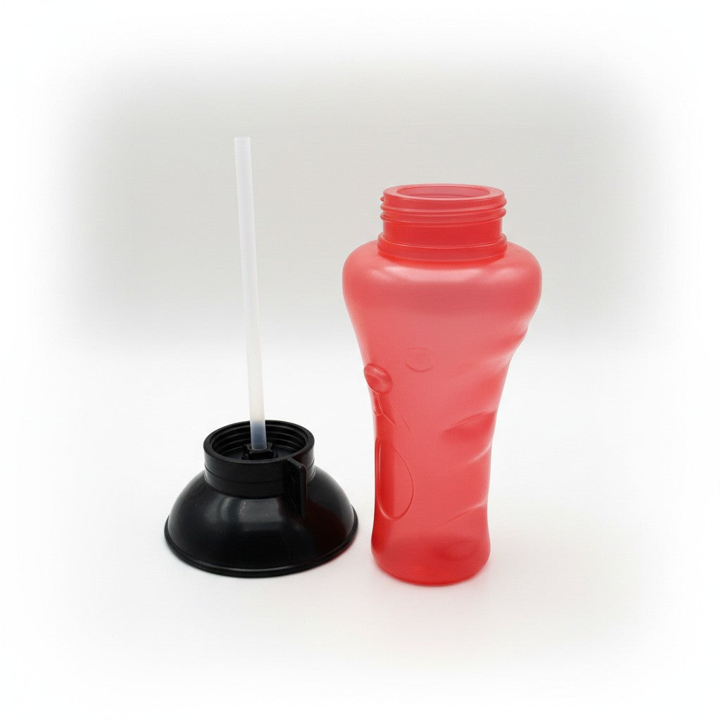 La gourde portable rouge pour chien est présentée démontée en deux parties sur un fond blanc neutre pour illustrer son mécanisme. À droite se trouve le flacon vide en plastique rouge translucide avec son goulot à vis ouvert. À gauche, le large bouchon noir en forme de coupelle inversée est posé à plat, laissant apparaître une longue paille en plastique transparent rigide qui s'élève à la verticale.