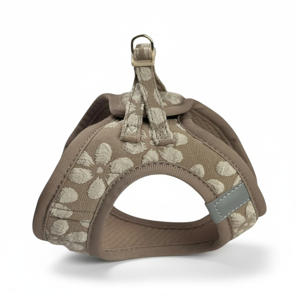 Harnais petit chien Trufois Chai beige fleurs brodees vue cote poche cachee AirTag bande reflechissante step-in