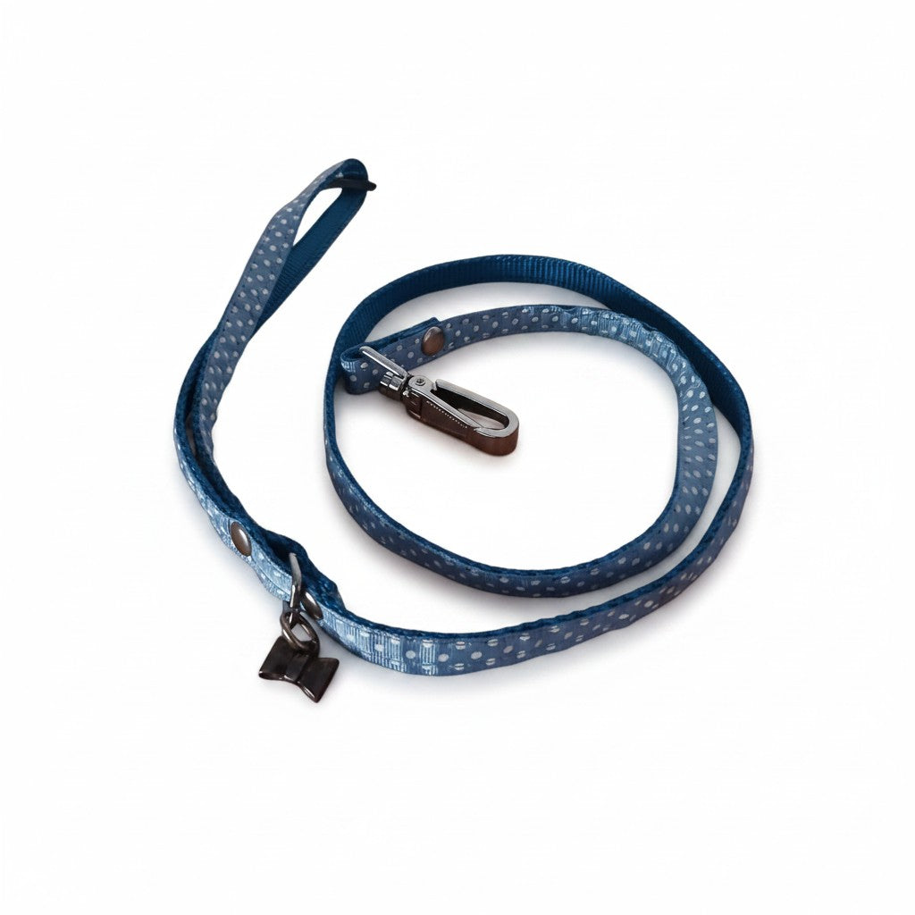 Laisse pour petit chien ALTER EGO taille S, bleue à pois blancs, avec poignée et mousqueton métallique.