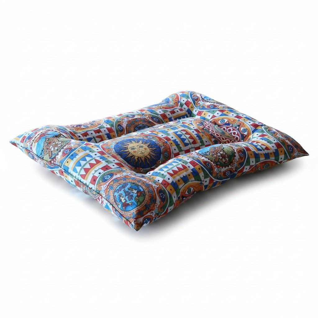 Lit rectangulaire rembourré 70 × 50 cm pour petit chien avec motifs décoratifs multicolores et rebords matelassés.