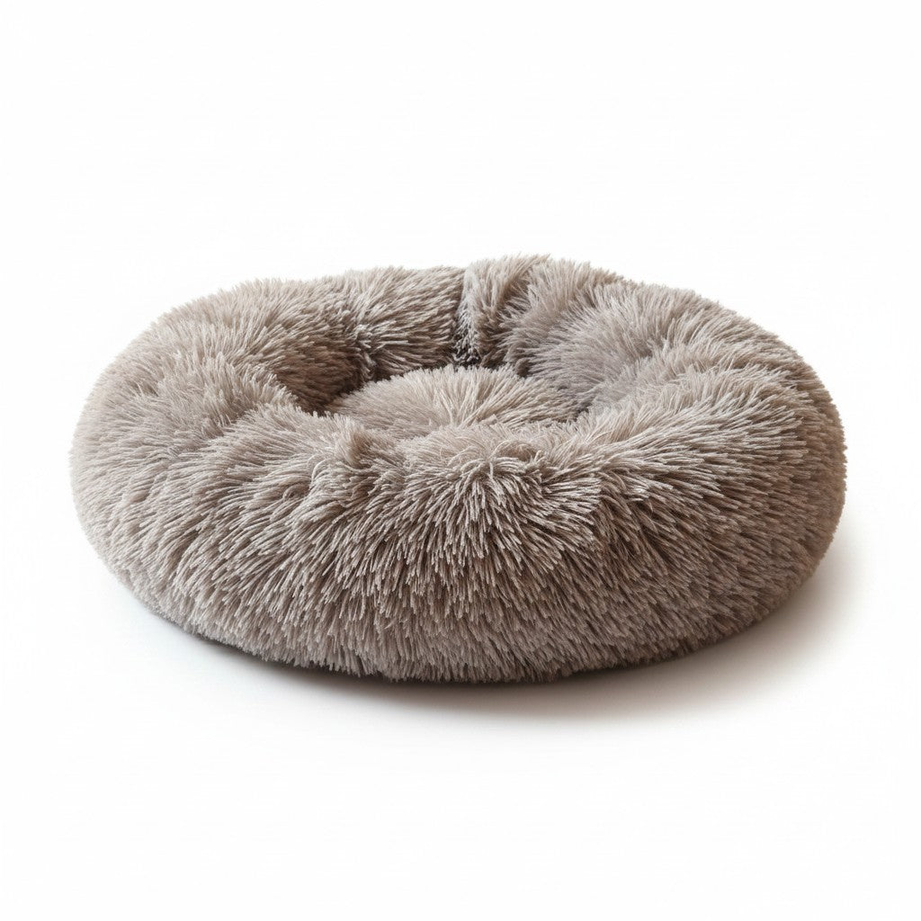 Lit rond taupe très moelleux à poils longs avec rebords rembourrés pour petit chien.