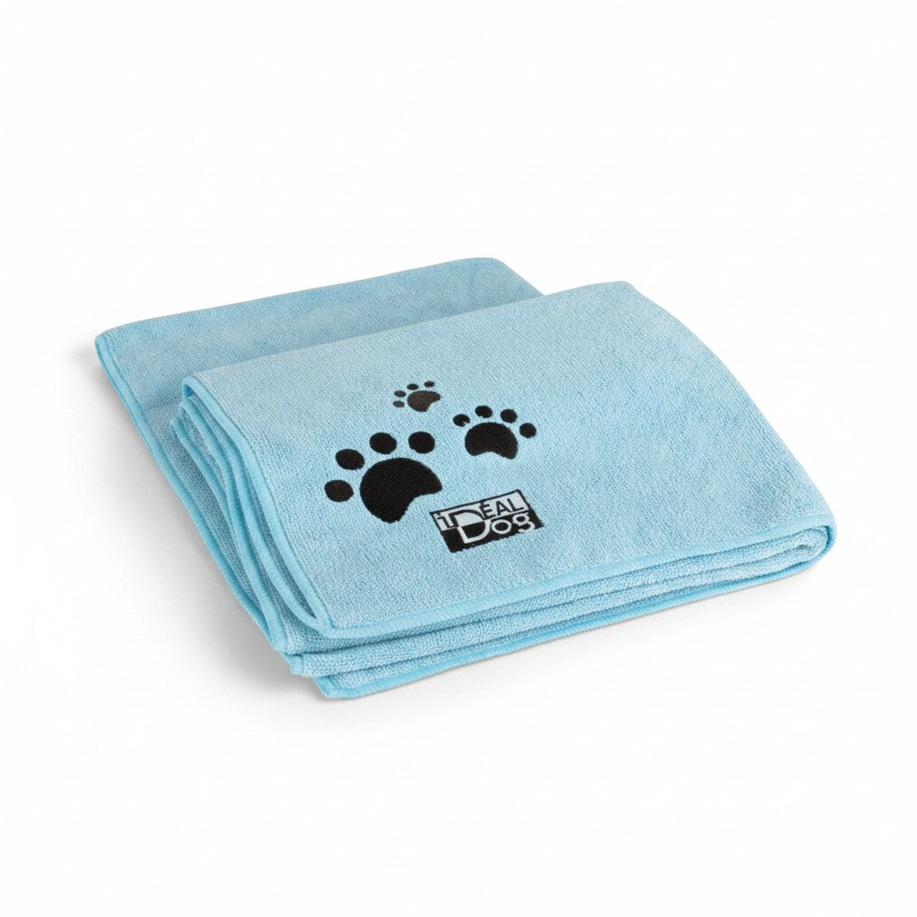 Lot de deux serviettes microfibre bleu clair pour chien, brodées de pattes noires et du logo iDeal Dog.