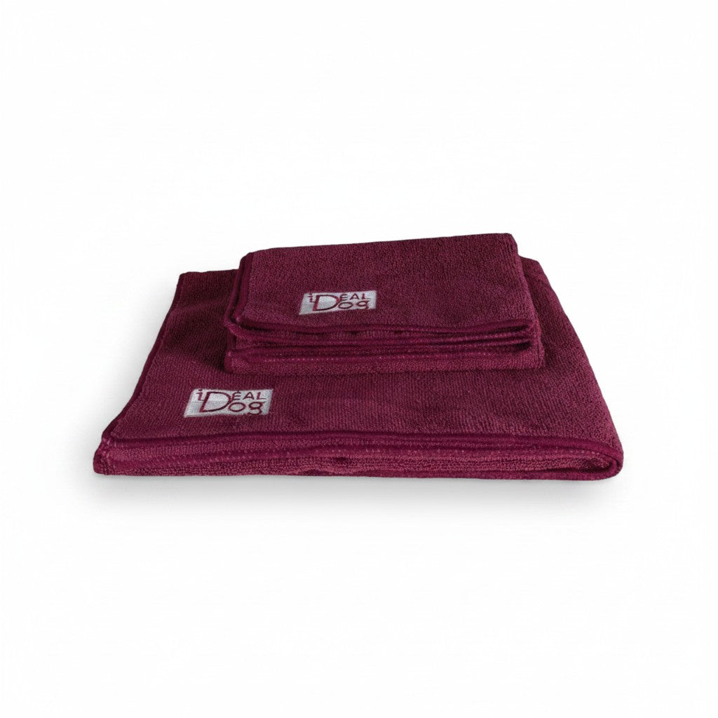 Lot de deux serviettes microfibre bordeaux pour chien, brodées du logo iDeal Dog.