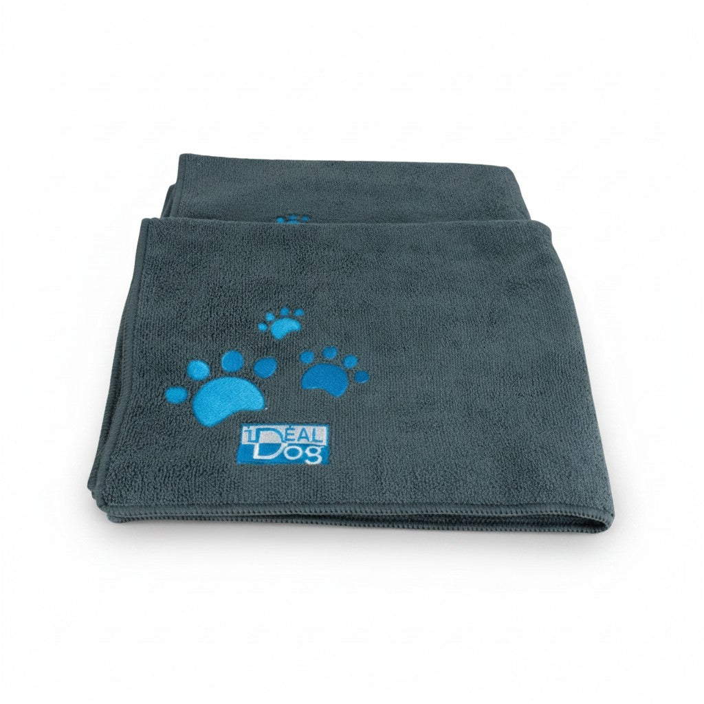 Lot de deux serviettes microfibre grises pour chien, brodées de pattes bleu turquoise et du logo iDeal Dog.