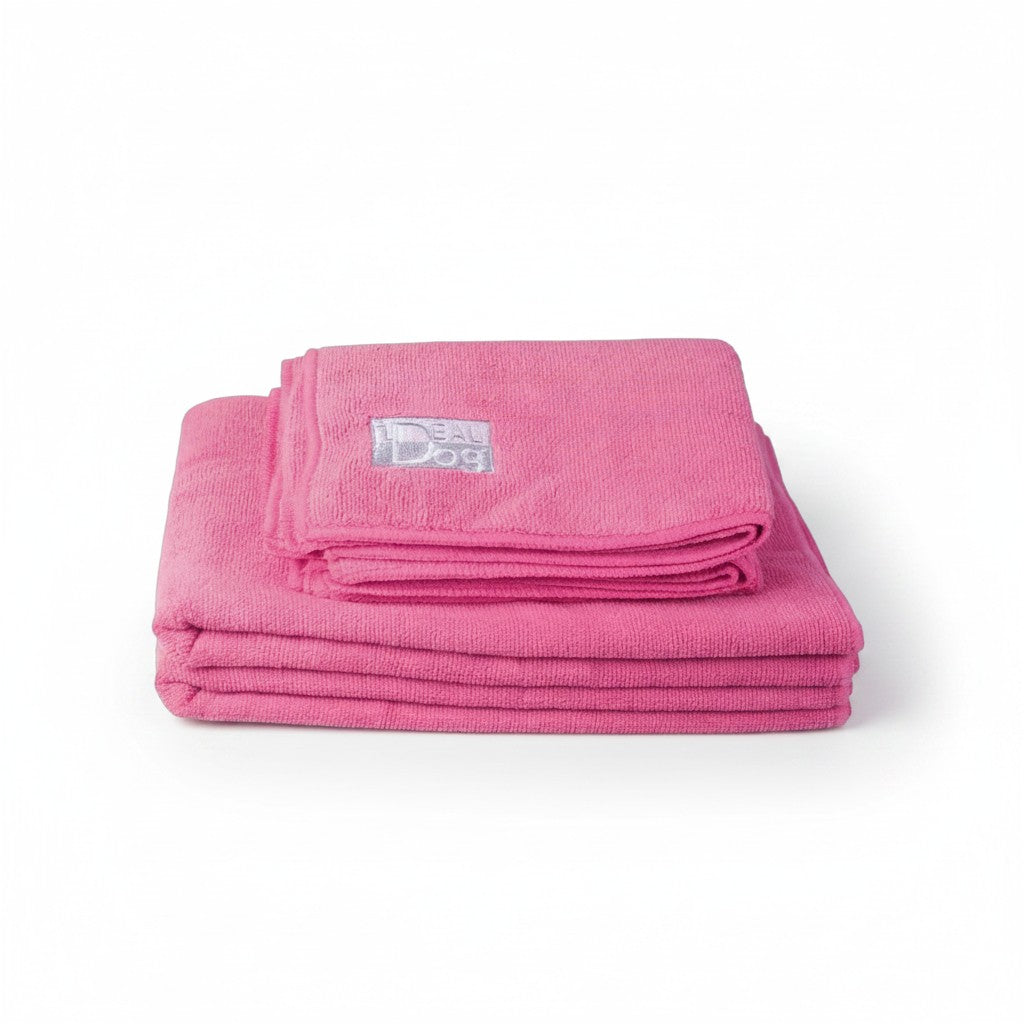Lot de deux serviettes microfibre roses pour chien, brodées du logo iDeal Dog.