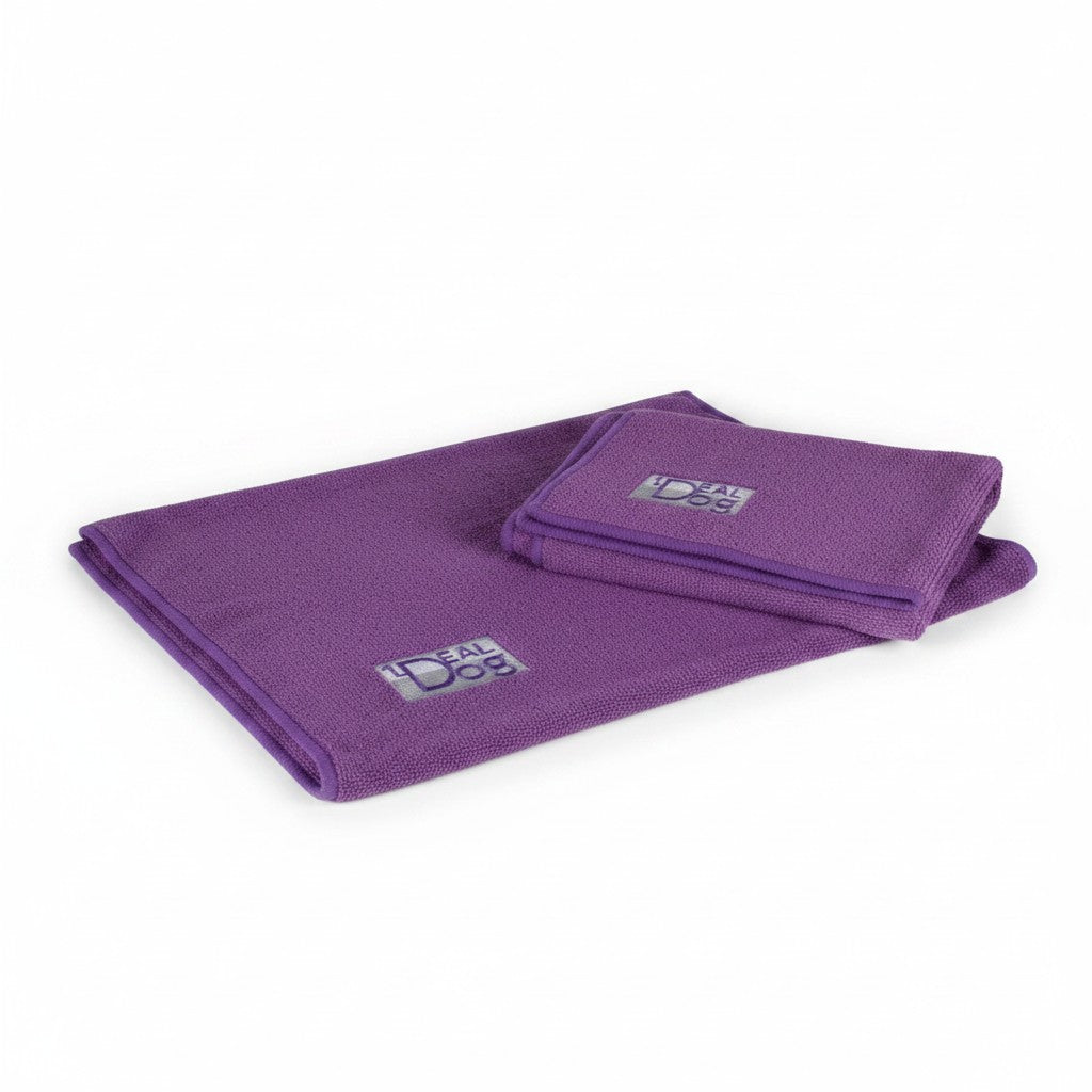 Lot de deux serviettes microfibre violettes pour chien, brodées du logo iDeal Dog.
