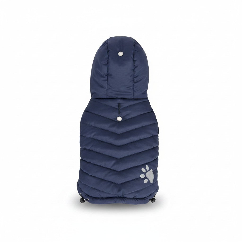 Manteau matelassé bleu marine pour chien avec capuche et motif empreinte de patte réfléchissante sur le côté.