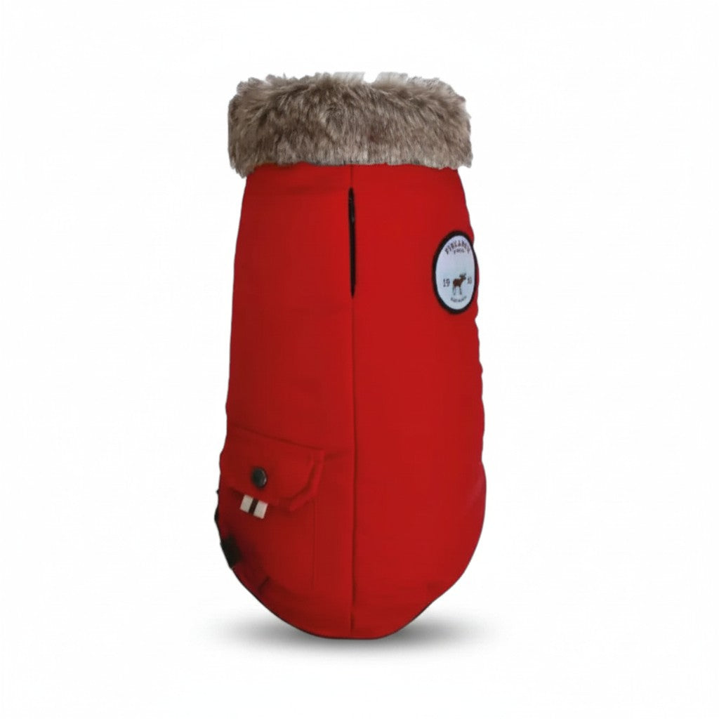 Manteau Finlande pour chien rouge, vu de dos, avec col en fausse fourrure beige, poche à rabat et patch brodé