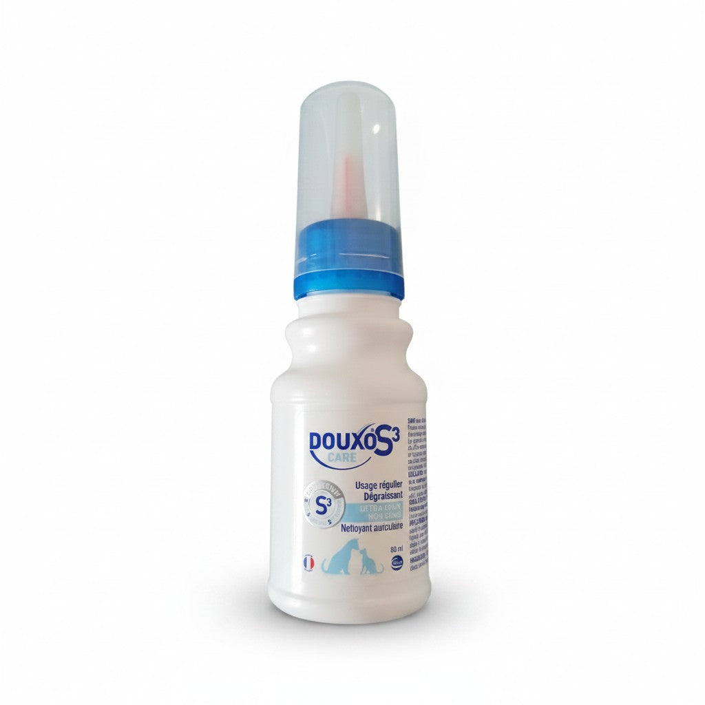 Flacon blanc de nettoyant auriculaire DOUXO S3 CARE 60 ml avec embout applicateur protégé par un capuchon transparent