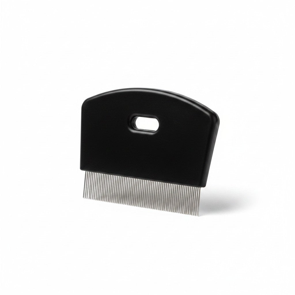 Peigne anti-puces pour chien avec large poignée noire et rangée de dents métalliques fines et rapprochées