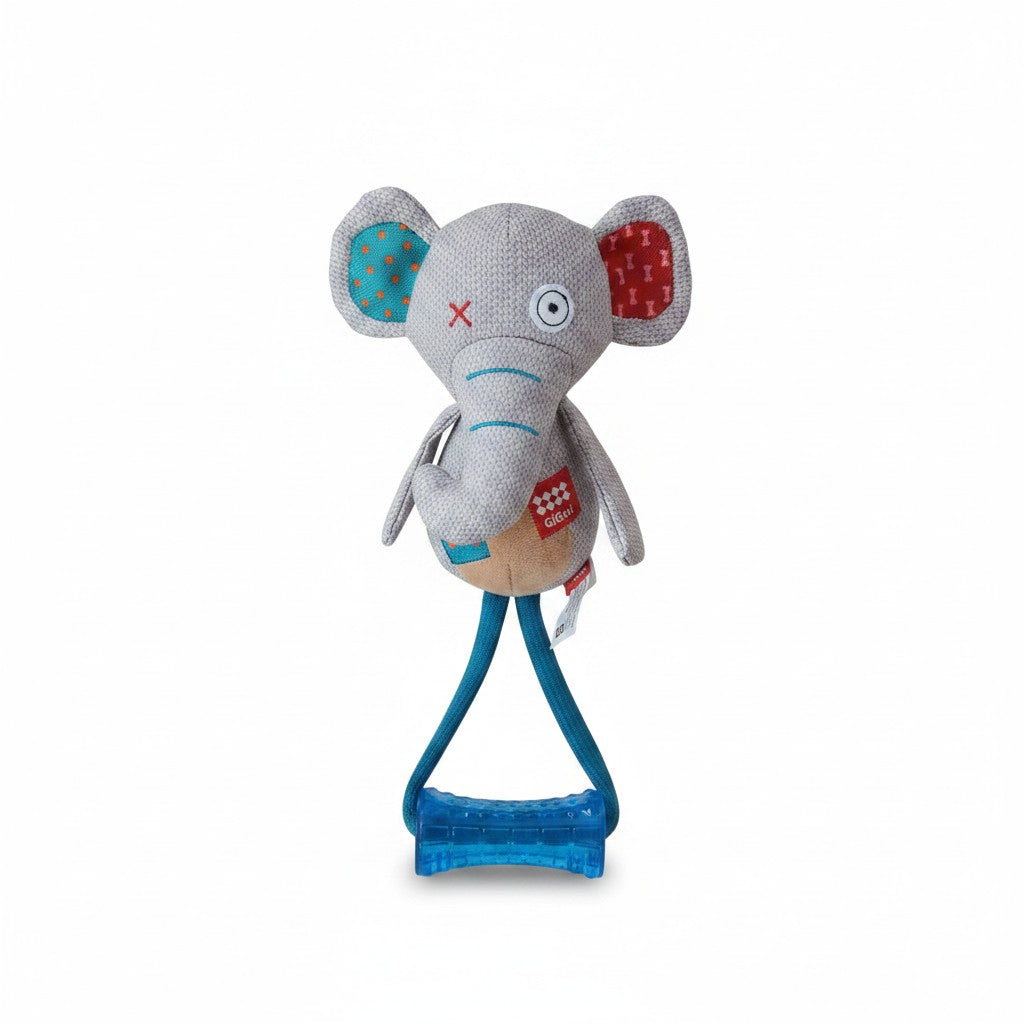 Un jouet pour chien composé d'une peluche éléphant en tissu gris style patchwork et d'un bâton en plastique bleu transparent relié par des cordes. L'éléphant a des oreilles colorées asymétriques et un œil en croix. L'objet est présenté de face sur fond blanc.