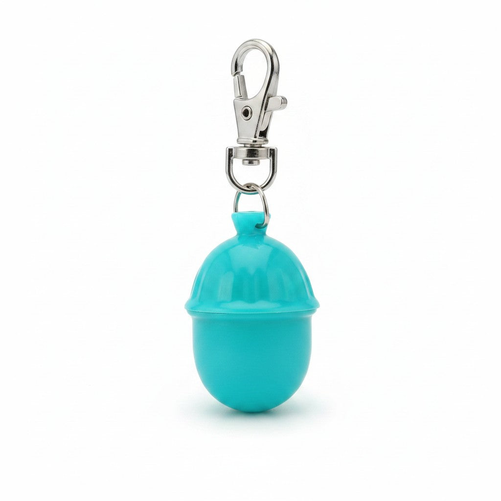 Pendentif LED clignotant turquoise LOVE STORY pour chien avec mousqueton métallique permettant de le fixer au collier ou au harnais.
