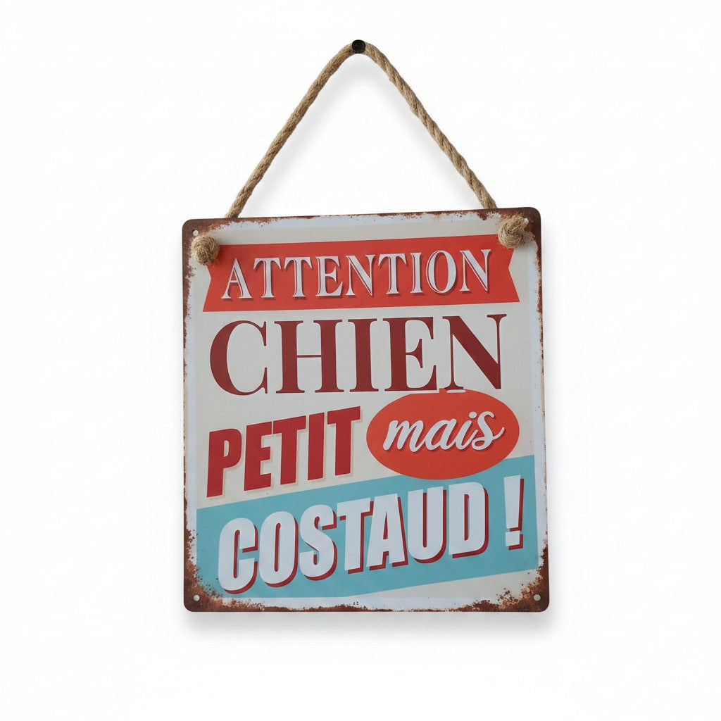 Plaque métallique STC style vintage avec corde de suspension et message « Attention chien petit mais costaud ! » en rouge, blanc et bleu turquoise.