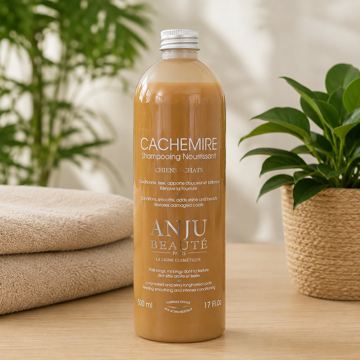 Bouteille de 500 ml de shampooing nourrissant Cachemire ANJU BEAUTÉ pour chiens et chats, spécialement adapté aux poils longs et mi-longs.