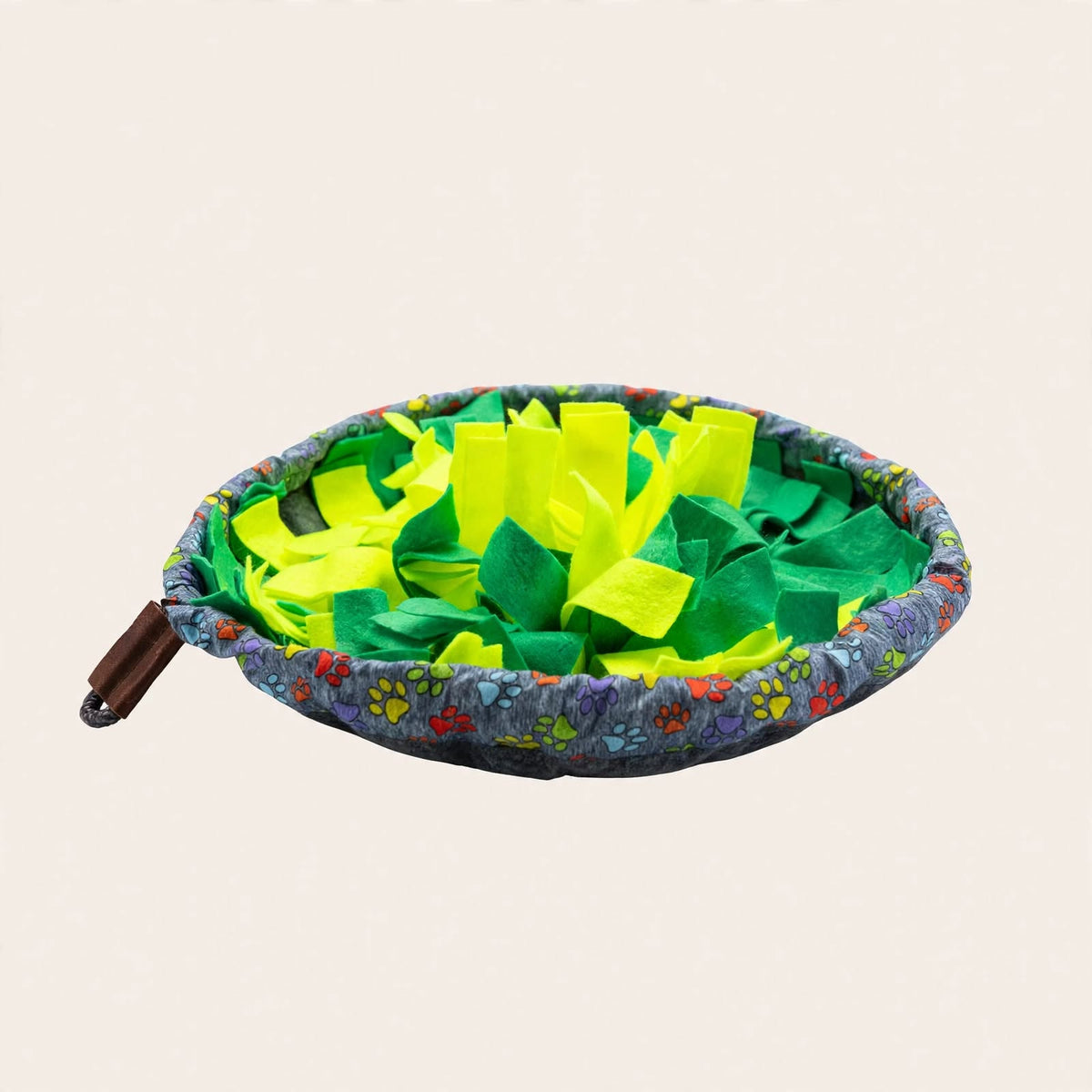 Tapis de fouille circulaire ouvert, bordure grise à motif pattes colorées, garni de lanières de feutrine vert et jaune fluo