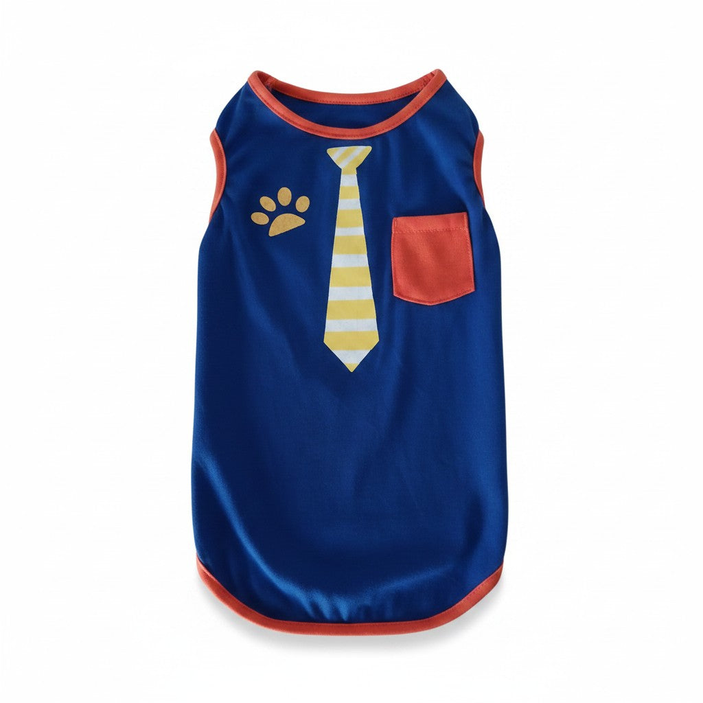 T-shirt bleu ZAMIBO pour petit chien avec bordures rouge corail, cravate jaune et blanche imprimée, motif patte et petite poche rouge.